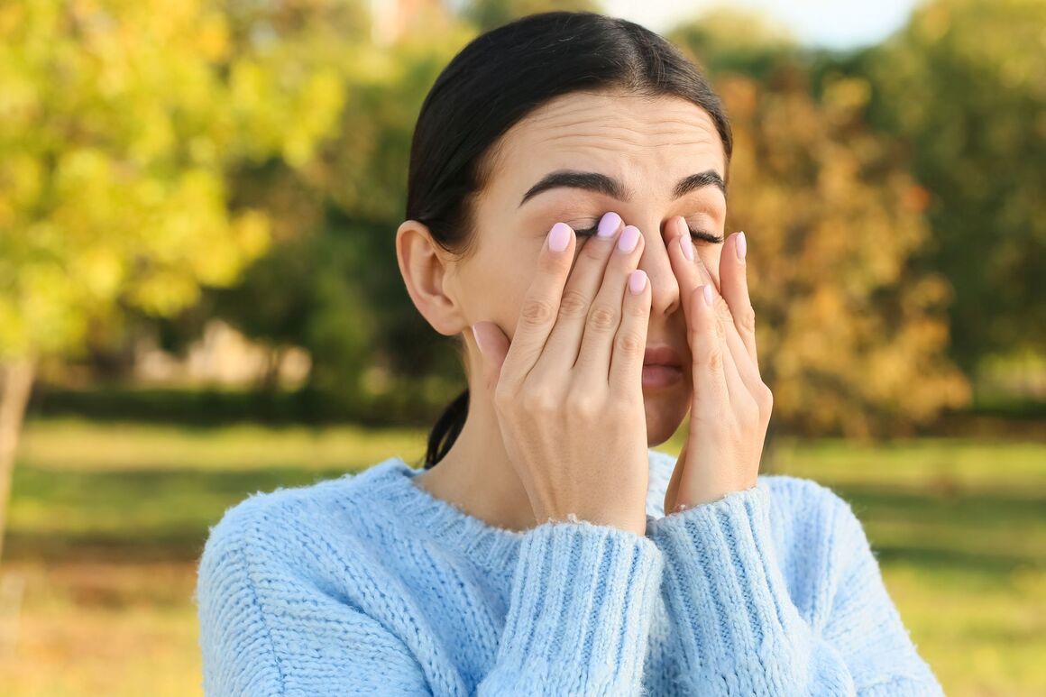 Junge Frau, die unter einer Allergie leidet