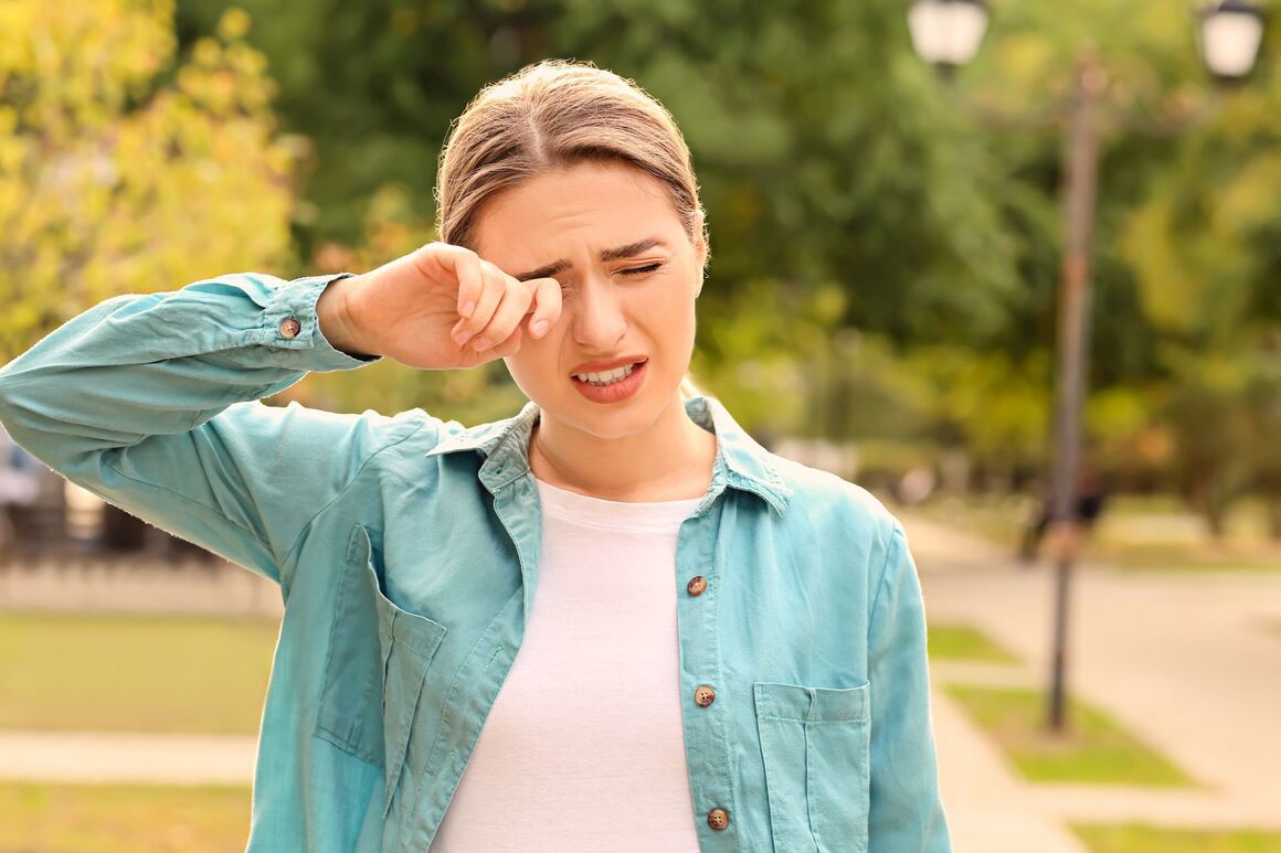 Junge Frau, die unter einer Allergie leidet