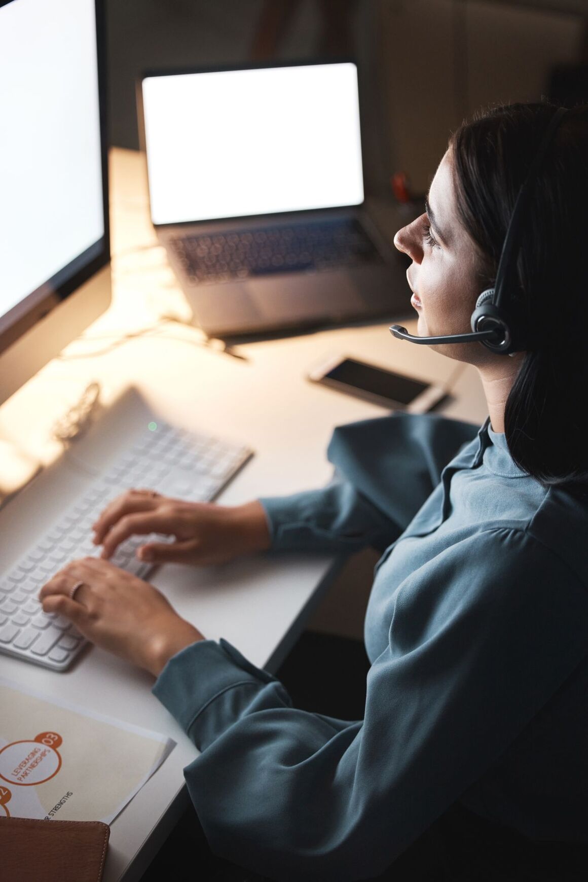 Eine Frau spät Nachts vor dem PC