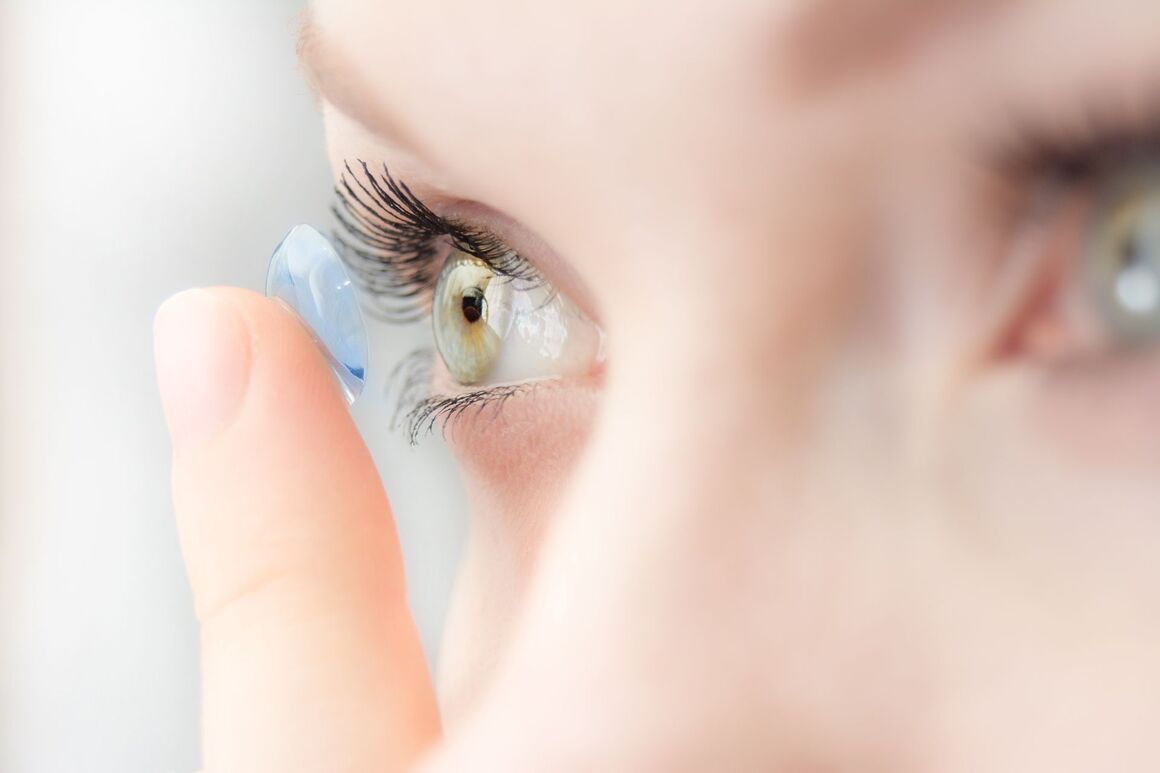 Frau mit weichen Kontaktlinsen