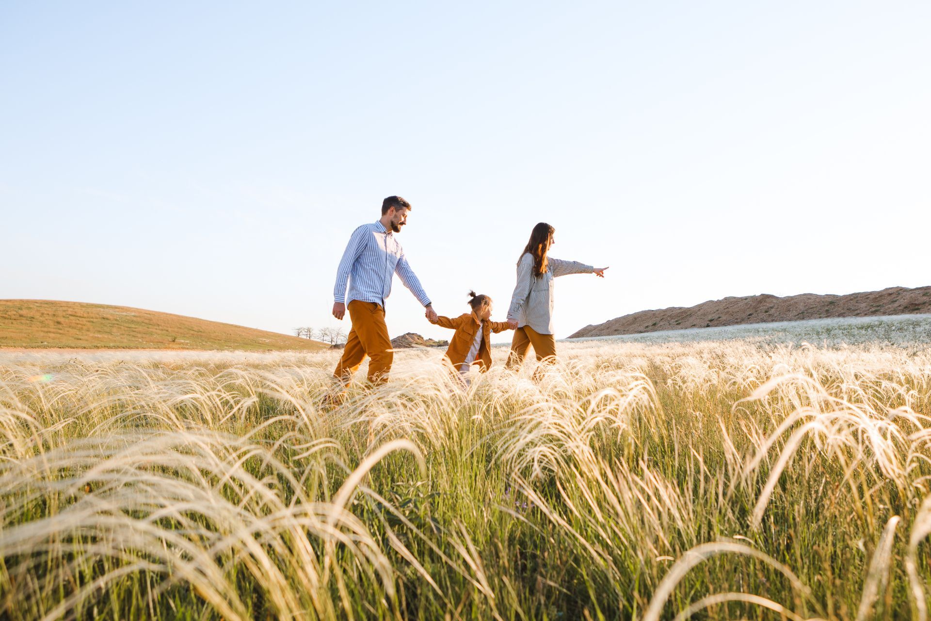 Familie spaziert im Feld