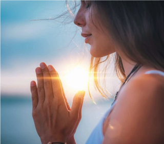 Frau beim meditieren